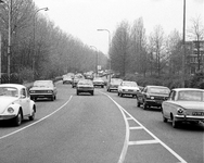 854978 Afbeelding van het autoverkeer op de Ds. Martin Luther Kinglaan te Utrecht, vanaf het 24 Oktoberplein.
